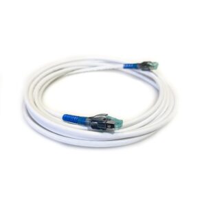 FibrainDATA Premium szerelt patchkábel, S/FTP cat 6A, 900 MHz, FR-LSZH, fehér kábel, kék törésgátló, 5,0m